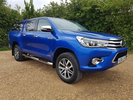 TOYOTA HILUX 2.4 D-4D Invincible Double Cab Pickup Auto 4WD EU6 4dr (TSS)